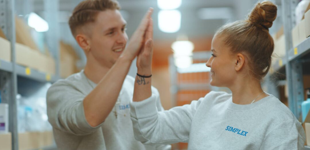 Kollegor som gör high-five