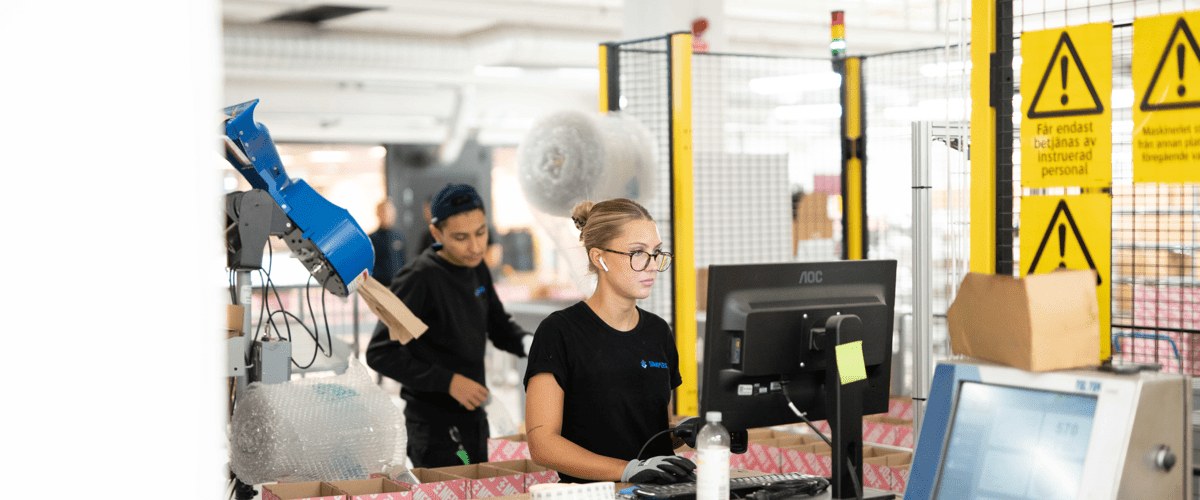 Paketsorterare till terminal i Västberga – Natt