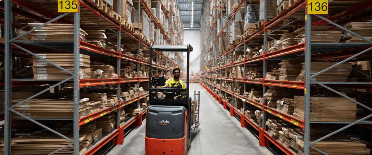 Truckförare med B5-behörighet sökes till lager i Rosersberg